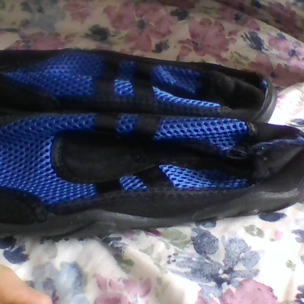 kids beach shoes.